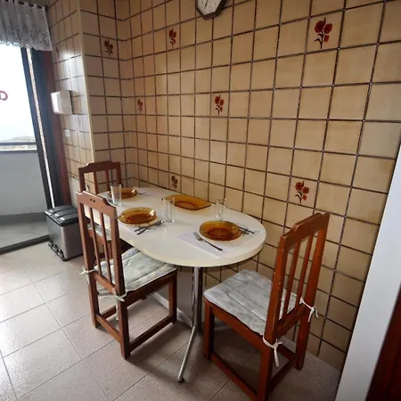 Spacious With Sea And Mountain Views In Apartment *