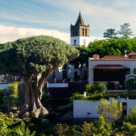 Spacious With Sea And Mountain Views In